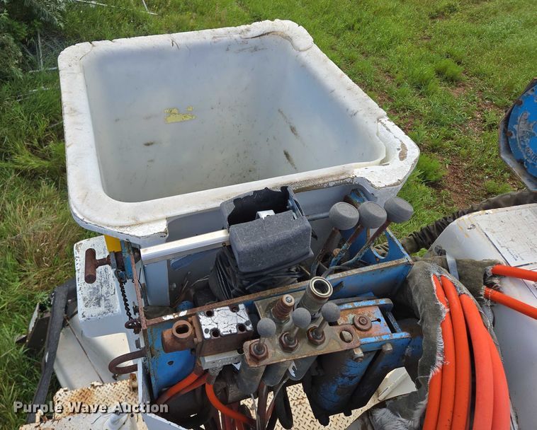 image for item EB1008 1993 International 4900 4x2 bucket truck