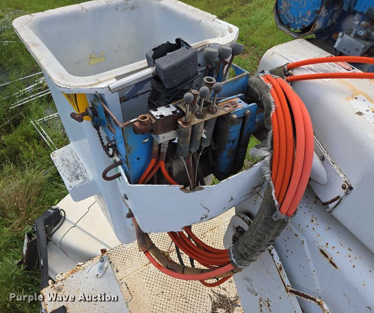 image for item EB1008 1993 International 4900 4x2 bucket truck