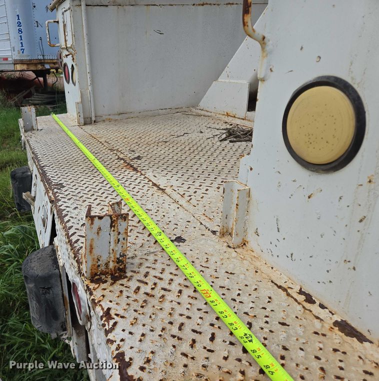 image for item EB1008 1993 International 4900 4x2 bucket truck