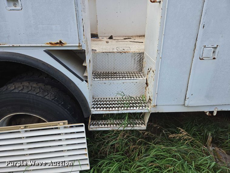 image for item EB1008 1993 International 4900 4x2 bucket truck