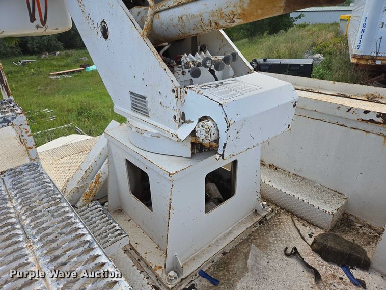 image for item EB1008 1993 International 4900 4x2 bucket truck