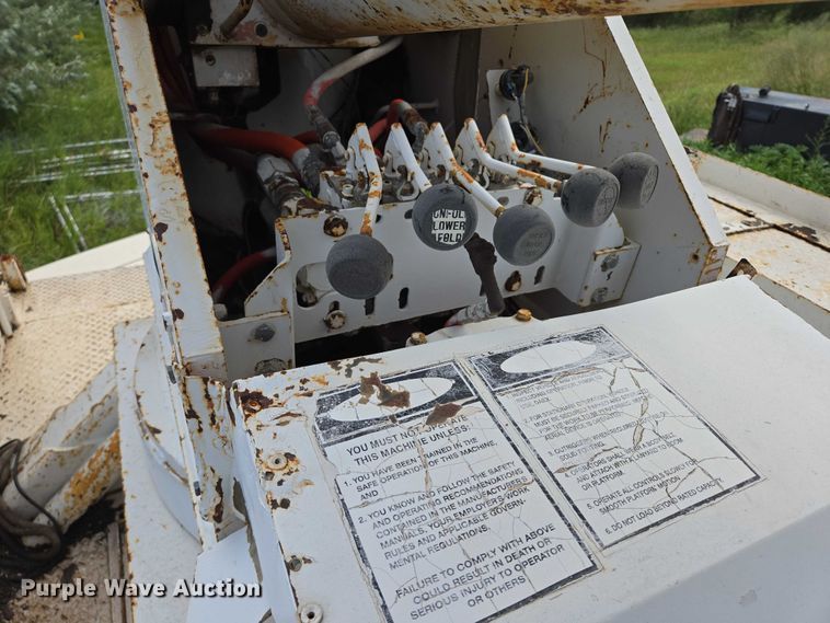 image for item EB1008 1993 International 4900 4x2 bucket truck