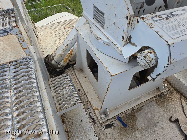 image for item EB1008 1993 International 4900 4x2 bucket truck