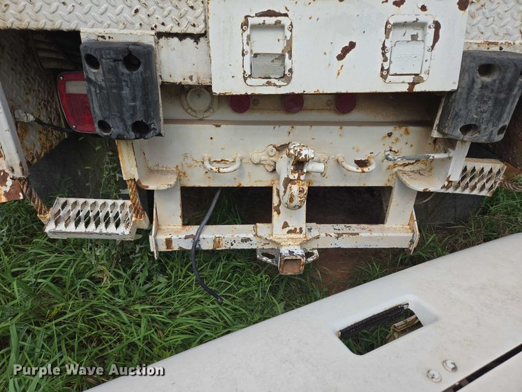 image for item EB1008 1993 International 4900 4x2 bucket truck