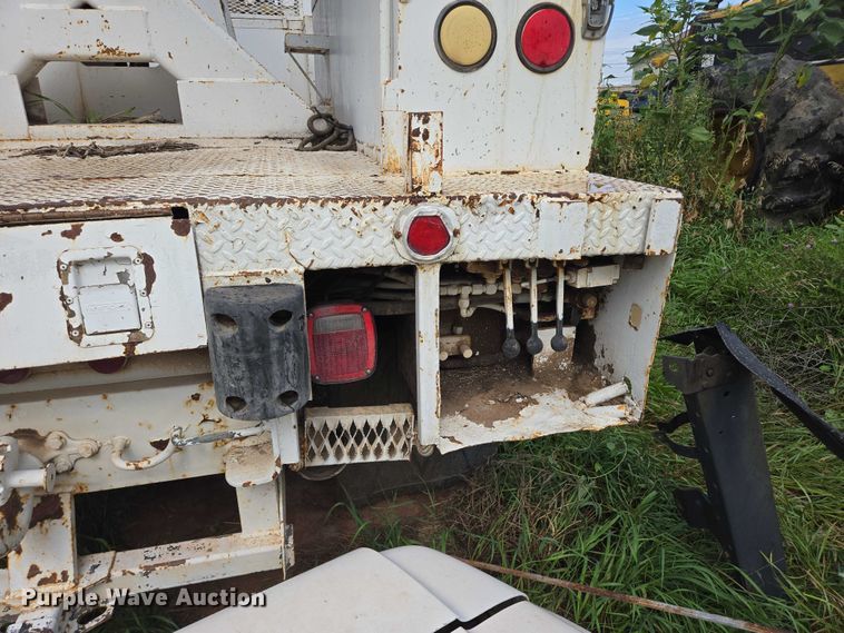 image for item EB1008 1993 International 4900 4x2 bucket truck