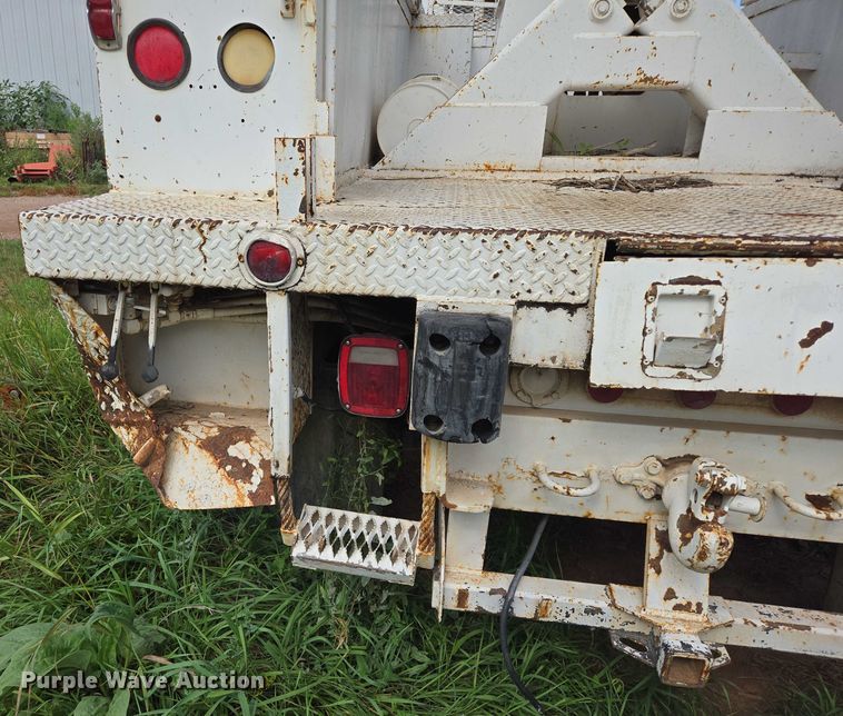 image for item EB1008 1993 International 4900 4x2 bucket truck