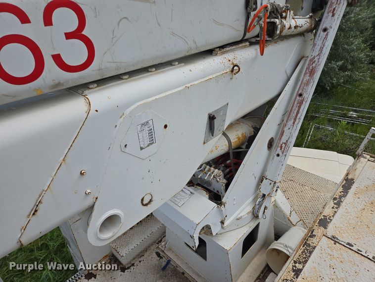 image for item EB1008 1993 International 4900 4x2 bucket truck