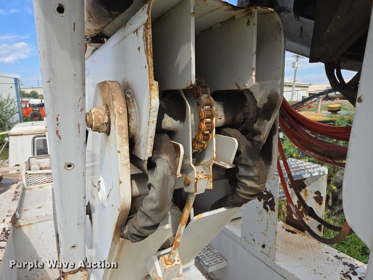 image for item EB1008 1993 International 4900 4x2 bucket truck