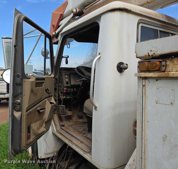 image for item EB1008 1993 International 4900 4x2 bucket truck