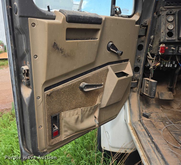 image for item EB1008 1993 International 4900 4x2 bucket truck