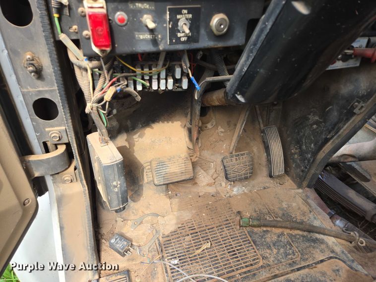 image for item EB1008 1993 International 4900 4x2 bucket truck