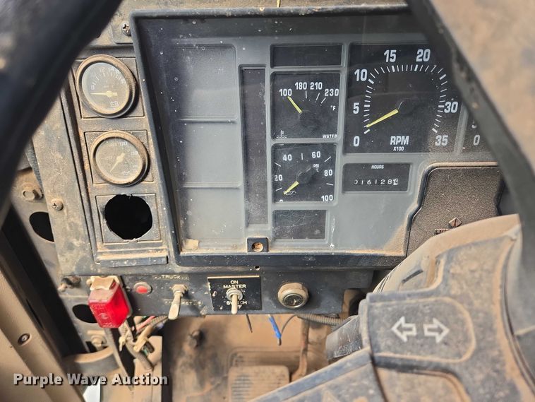 image for item EB1008 1993 International 4900 4x2 bucket truck