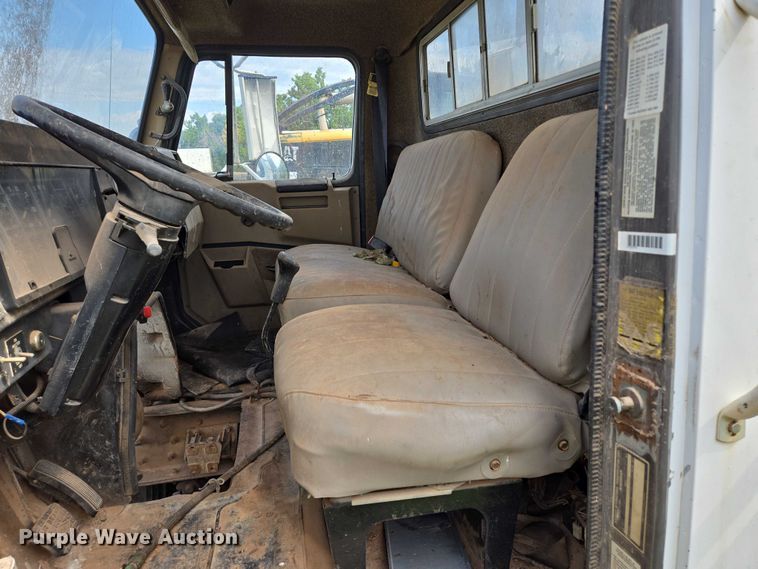 image for item EB1008 1993 International 4900 4x2 bucket truck