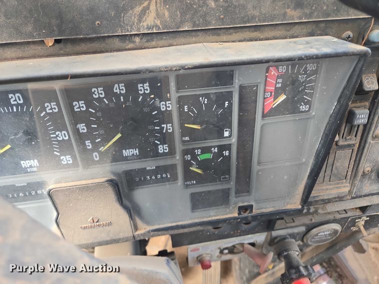 image for item EB1008 1993 International 4900 4x2 bucket truck