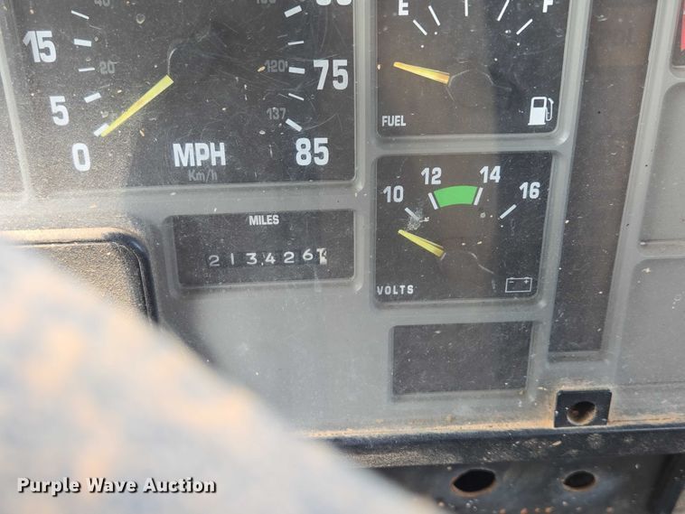 image for item EB1008 1993 International 4900 4x2 bucket truck