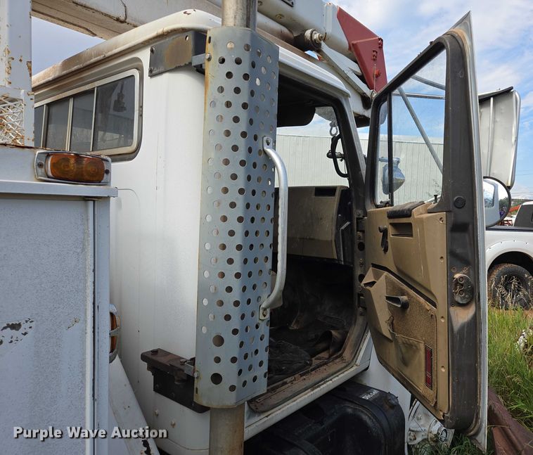 image for item EB1008 1993 International 4900 4x2 bucket truck