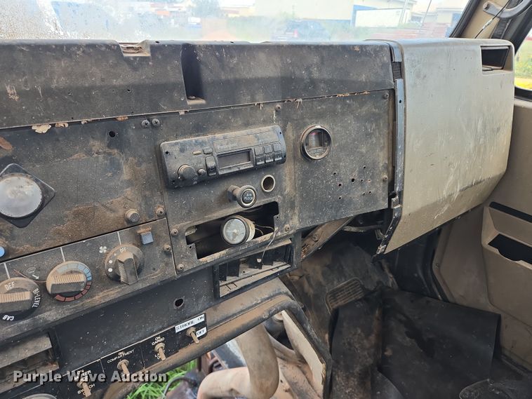 image for item EB1008 1993 International 4900 4x2 bucket truck