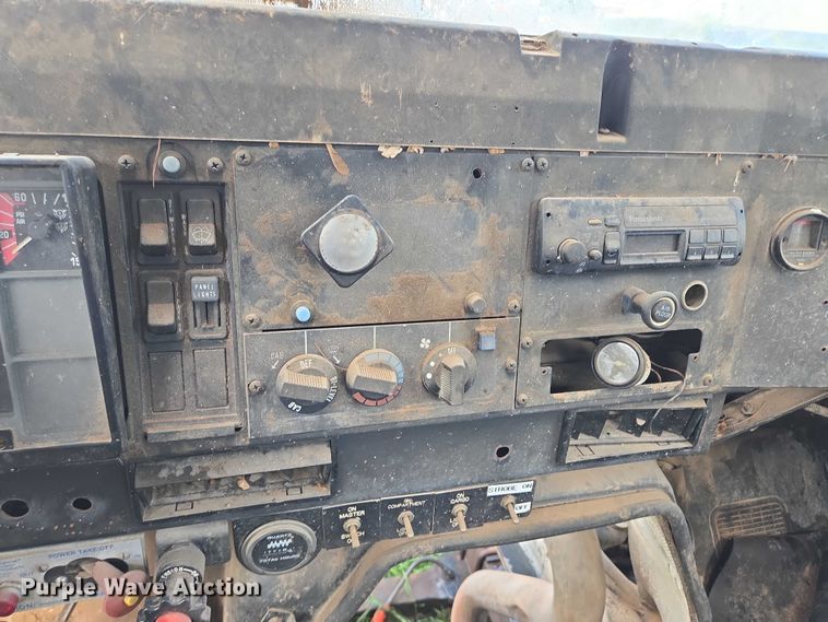 image for item EB1008 1993 International 4900 4x2 bucket truck