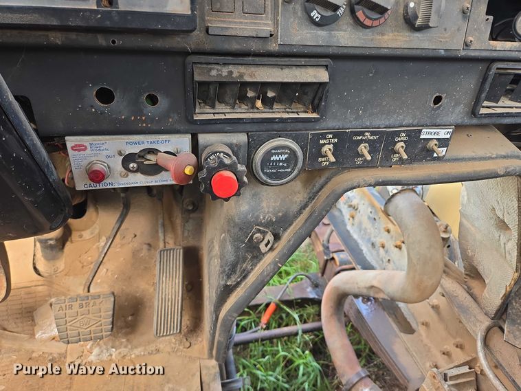 image for item EB1008 1993 International 4900 4x2 bucket truck