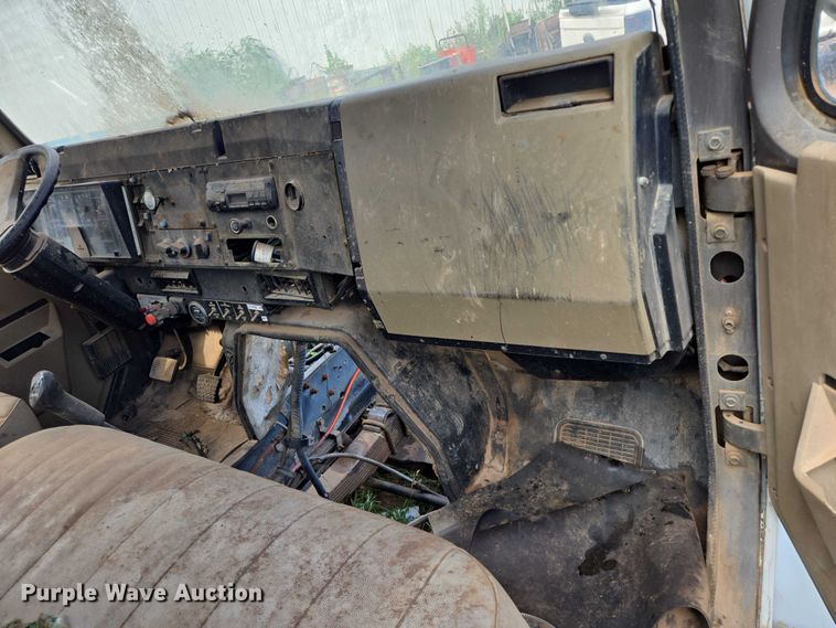 image for item EB1008 1993 International 4900 4x2 bucket truck