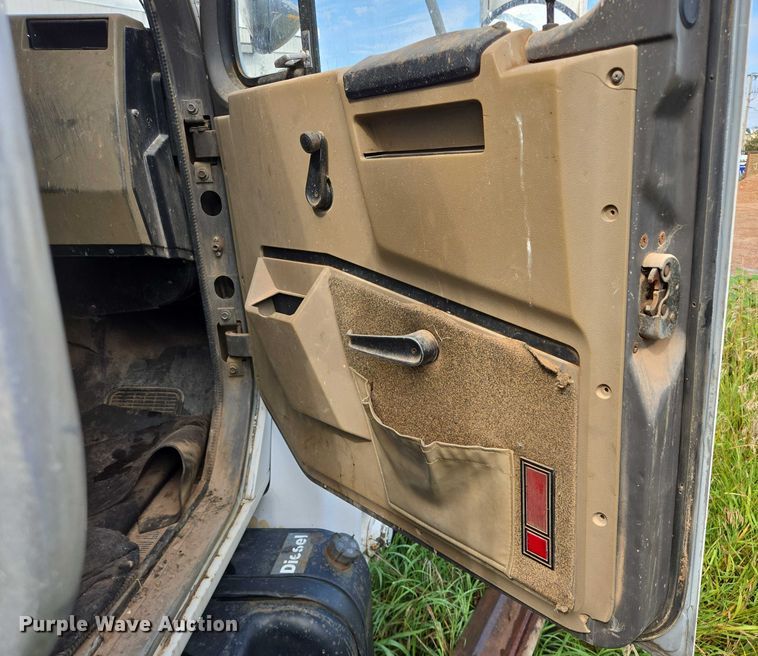 image for item EB1008 1993 International 4900 4x2 bucket truck