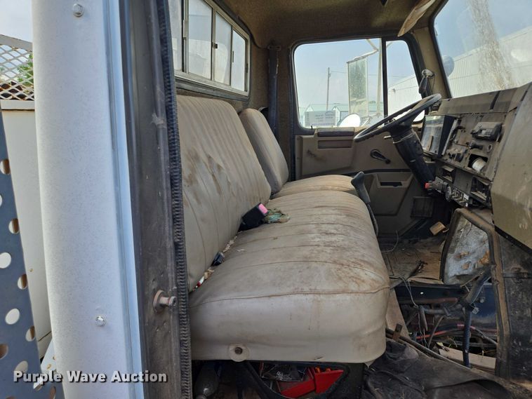 image for item EB1008 1993 International 4900 4x2 bucket truck