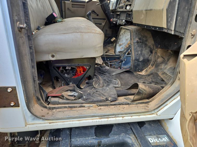 image for item EB1008 1993 International 4900 4x2 bucket truck