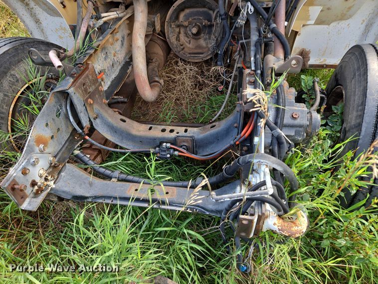 image for item EB1008 1993 International 4900 4x2 bucket truck