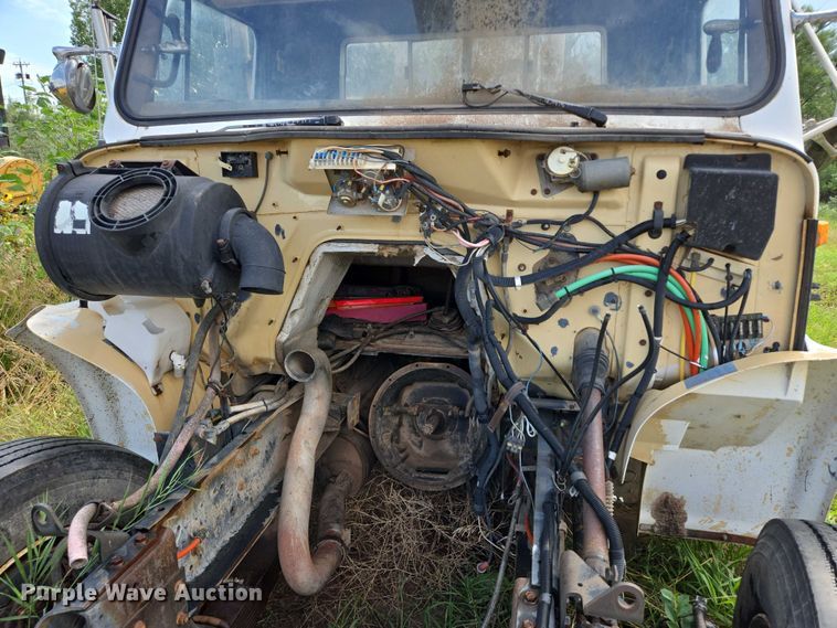 image for item EB1008 1993 International 4900 4x2 bucket truck