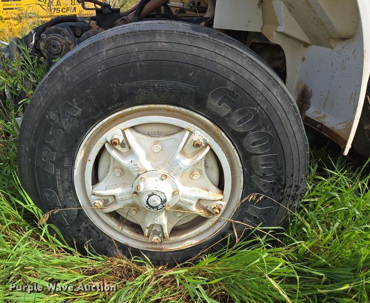 image for item EB1008 1993 International 4900 4x2 bucket truck