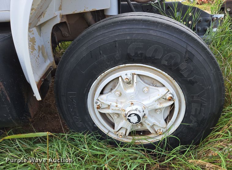 image for item EB1008 1993 International 4900 4x2 bucket truck