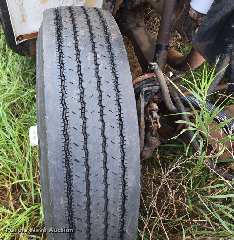 image for item EB1008 1993 International 4900 4x2 bucket truck