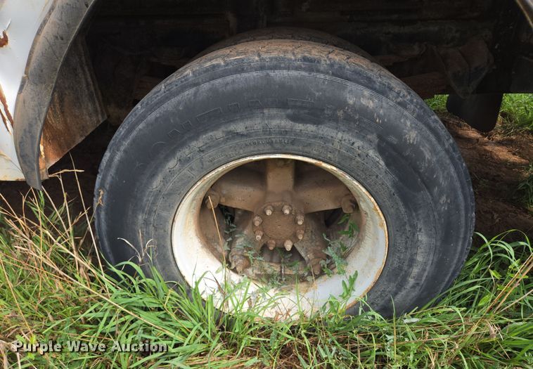 image for item EB1008 1993 International 4900 4x2 bucket truck