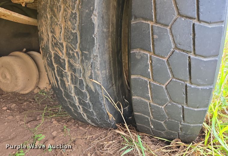 image for item EB1008 1993 International 4900 4x2 bucket truck