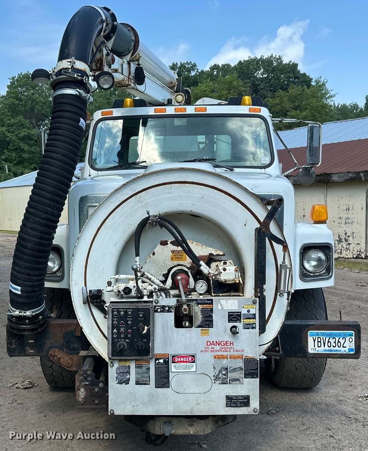 image for item EB2900 1999 International 2674 vacuum truck