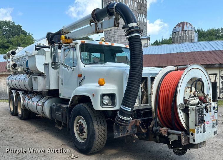 image for item EB2900 1999 International 2674 vacuum truck