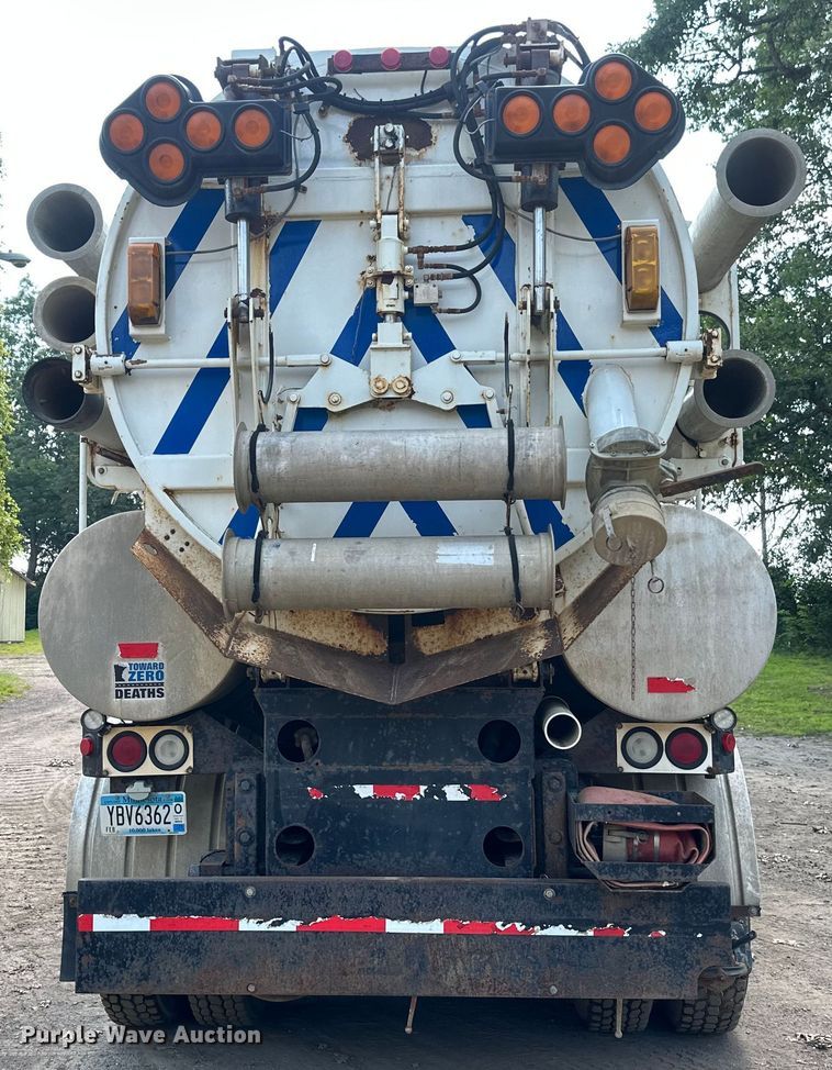 image for item EB2900 1999 International 2674 vacuum truck