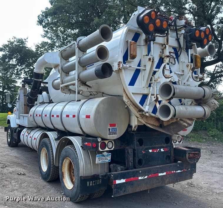 image for item EB2900 1999 International 2674 vacuum truck