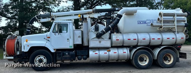 image for item EB2900 1999 International 2674 vacuum truck