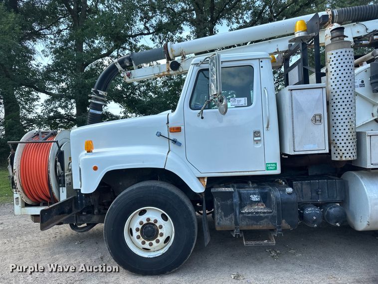 image for item EB2900 1999 International 2674 vacuum truck