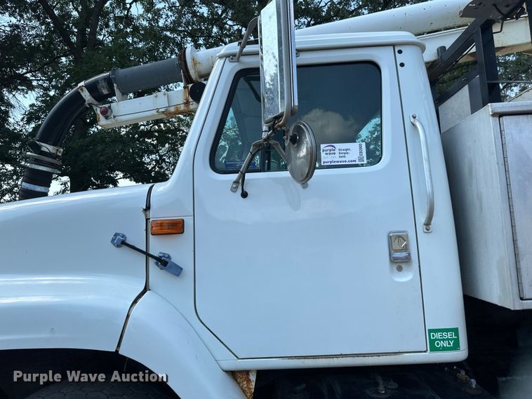 image for item EB2900 1999 International 2674 vacuum truck