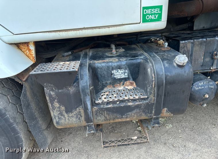 image for item EB2900 1999 International 2674 vacuum truck