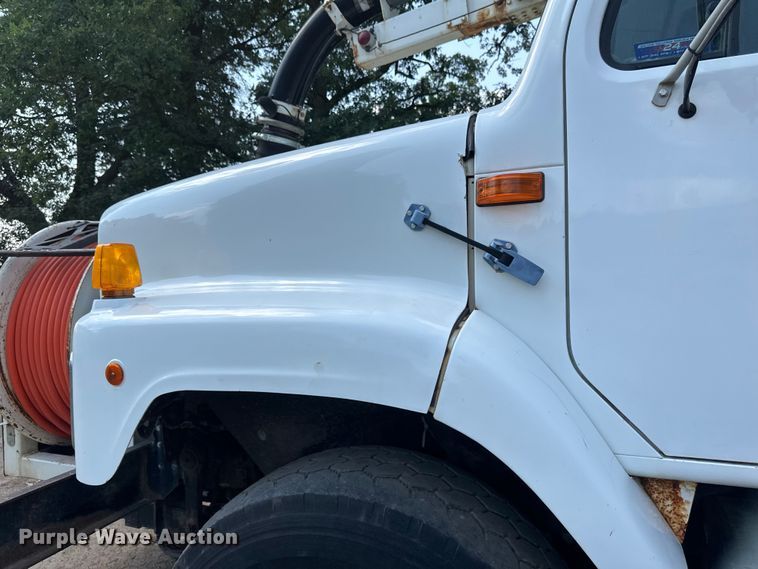 image for item EB2900 1999 International 2674 vacuum truck