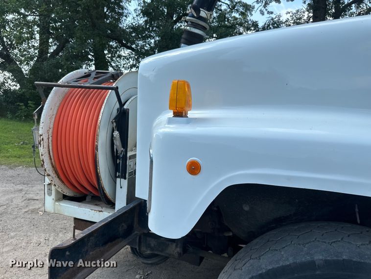 image for item EB2900 1999 International 2674 vacuum truck