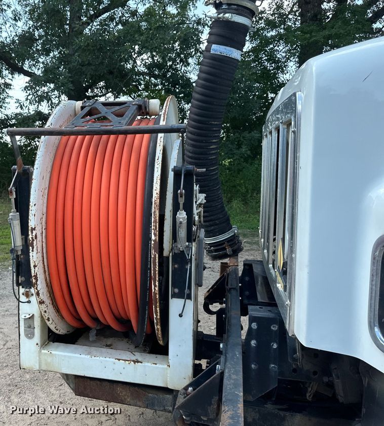 image for item EB2900 1999 International 2674 vacuum truck