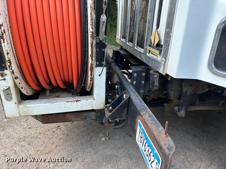 image for item EB2900 1999 International 2674 vacuum truck