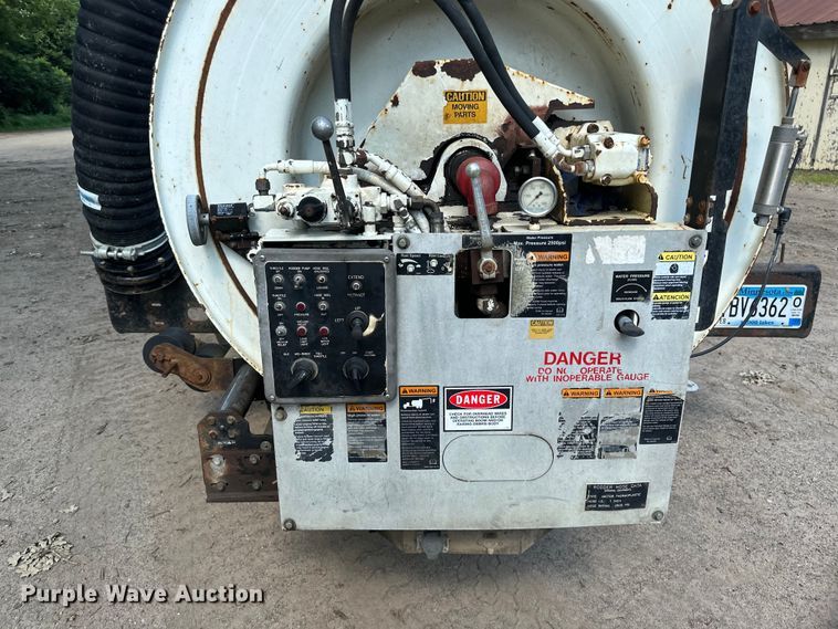 image for item EB2900 1999 International 2674 vacuum truck