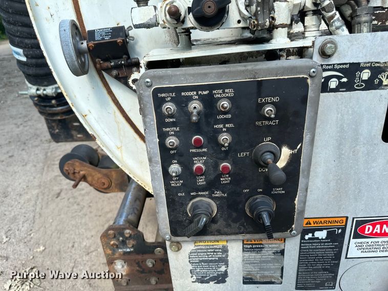 image for item EB2900 1999 International 2674 vacuum truck