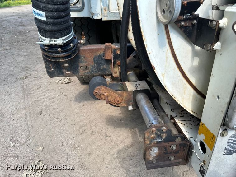image for item EB2900 1999 International 2674 vacuum truck