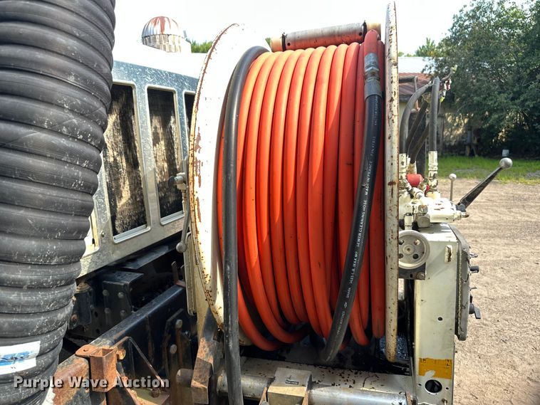 image for item EB2900 1999 International 2674 vacuum truck